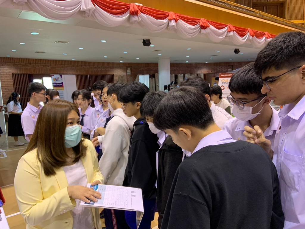 คณะวิศวกรรมศาสตร์ ม.มหิดล ร่วมออกบูธประชาสัมพันธ์แนะนำหลักสูตร แผนการศึกษา และระบบการรับนักศึกษา ให้แก่นักเรียนโรงเรียนอัสสัมชัญธนบุรี