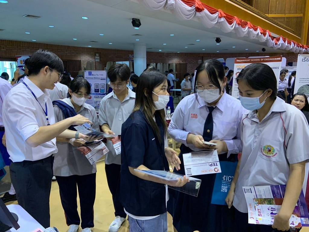 คณะวิศวกรรมศาสตร์ ม.มหิดล ร่วมออกบูธประชาสัมพันธ์แนะนำหลักสูตร แผนการศึกษา และระบบการรับนักศึกษา ให้แก่นักเรียนโรงเรียนอัสสัมชัญธนบุรี