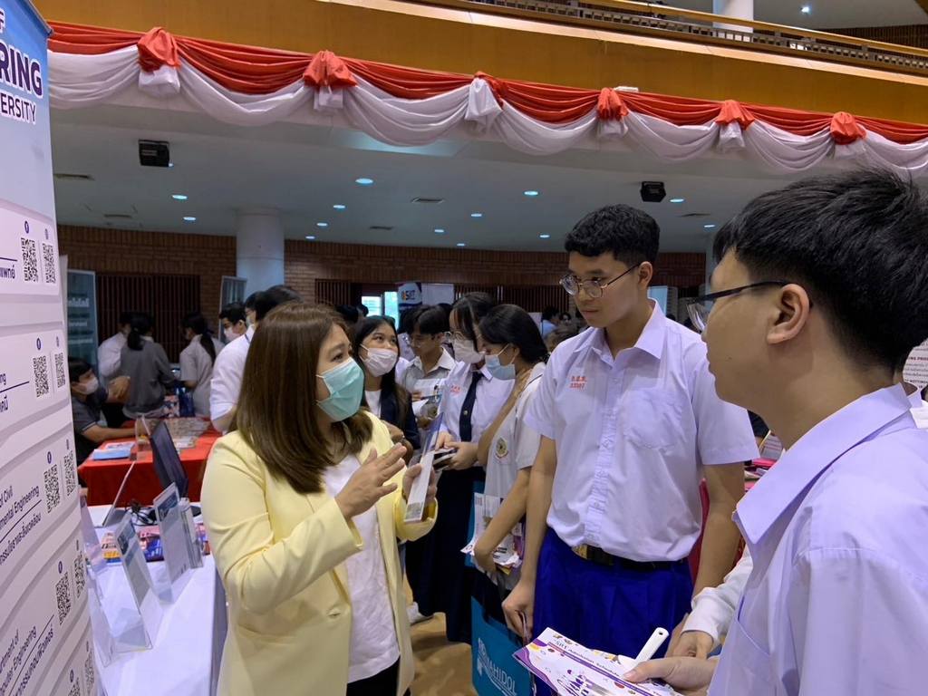 คณะวิศวกรรมศาสตร์ ม.มหิดล ร่วมออกบูธประชาสัมพันธ์แนะนำหลักสูตร แผนการศึกษา และระบบการรับนักศึกษา ให้แก่นักเรียนโรงเรียนอัสสัมชัญธนบุรี