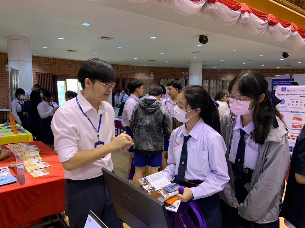 คณะวิศวกรรมศาสตร์ ม.มหิดล ร่วมออกบูธประชาสัมพันธ์แนะนำหลักสูตร แผนการศึกษา และระบบการรับนักศึกษา ให้แก่นักเรียนโรงเรียนอัสสัมชัญธนบุรี