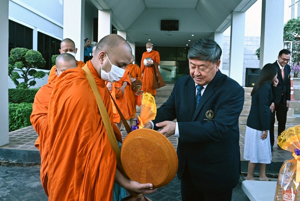 คณะวิศวกรรมศาสตร์ ม.มหิดล ร่วมพิธีทำบุญตักบาตรและพิธีเจริญพระพุทธมนต์ เนื่องในศุภมงคลสมัยขึ้นปีใหม่ ปีพุทธศักราช 2567