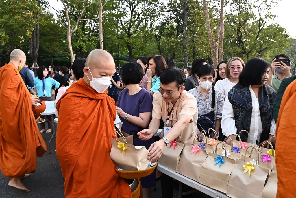 คณะวิศวกรรมศาสตร์ ม.มหิดล ร่วมพิธีทำบุญตักบาตรและพิธีเจริญพระพุทธมนต์ เนื่องในศุภมงคลสมัยขึ้นปีใหม่ ปีพุทธศักราช 2567