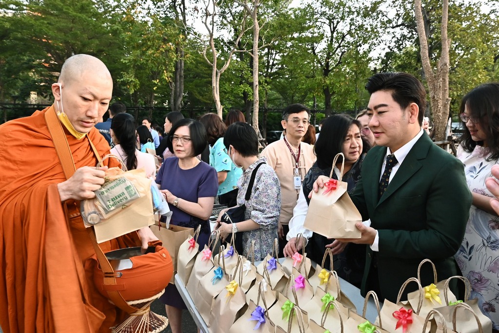 คณะวิศวกรรมศาสตร์ ม.มหิดล ร่วมพิธีทำบุญตักบาตรและพิธีเจริญพระพุทธมนต์ เนื่องในศุภมงคลสมัยขึ้นปีใหม่ ปีพุทธศักราช 2567