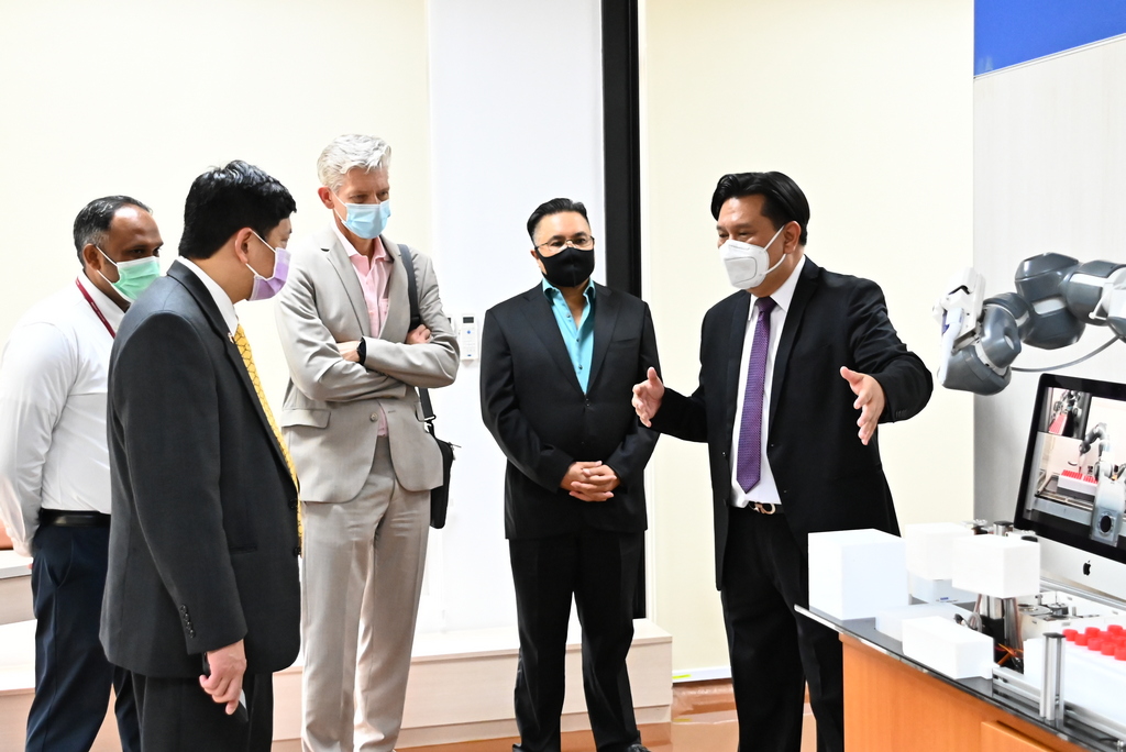  คณะวิศวกรรมศาสตร์ ม.มหิดล ให้การต้อนรับทีมนักวิจัยจาก University of Southern California ในโอกาสประชุมเจรจาความร่วมมือทางวิชาการ และเข้าเยี่ยมชมห้องปฏิบัติการของคณะวิศวกรรมศาสตร์