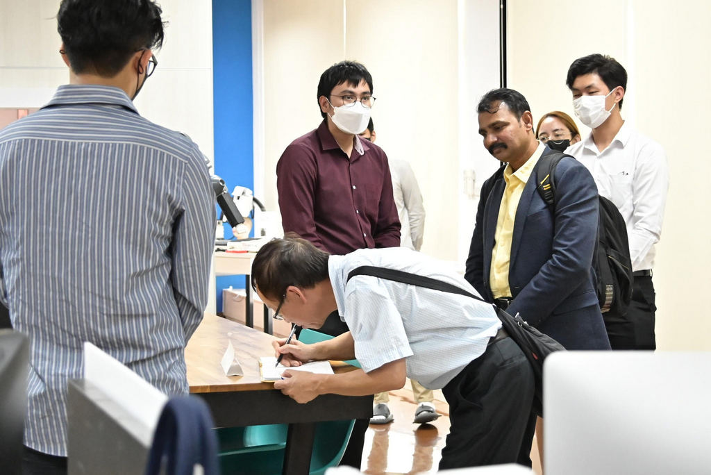 The Faculty of Engineering, Mahidol University welcomed representatives from the Faculty of Engineering and Information Sciences, University of Wollongong, Australia on the occasion of a cooperation negotiation meeting on joint curriculum, research, student exchange and lab visits. 