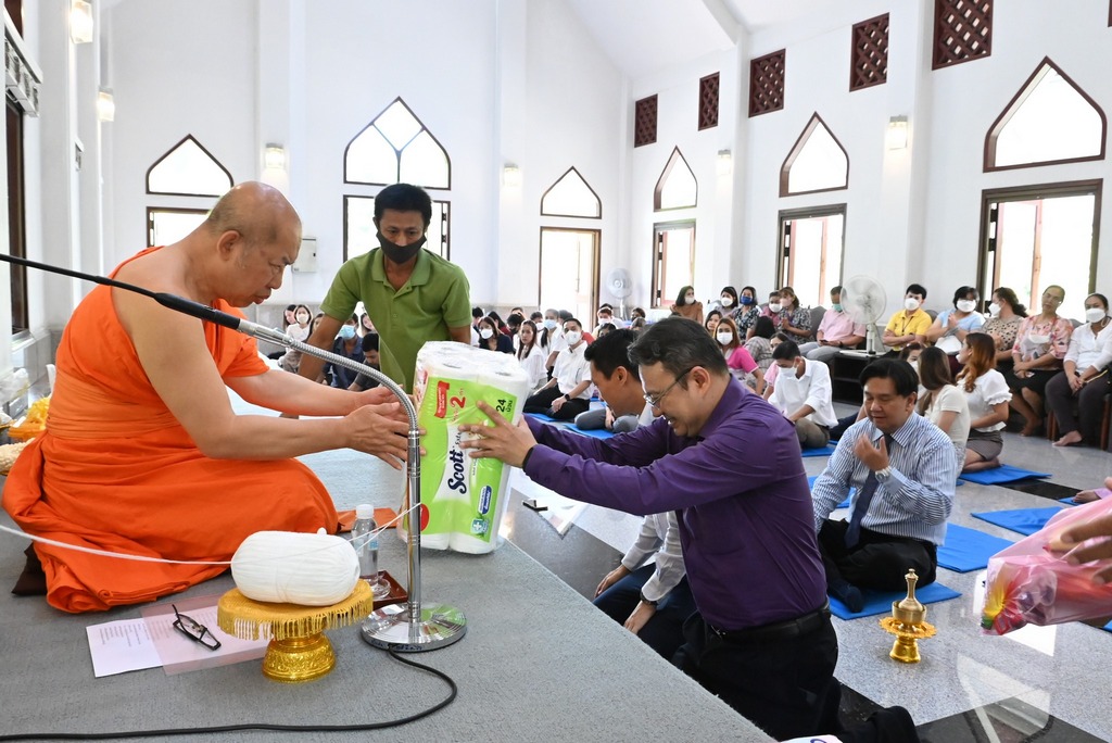 The Faculty of Engineering, Mahidol University, offered candles and robes to monks at the Nyanavesakavan Temple, Nakhon Pathom Province.