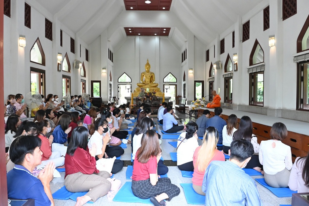 The Faculty of Engineering, Mahidol University, offered candles and robes to monks at the Nyanavesakavan Temple, Nakhon Pathom Province.