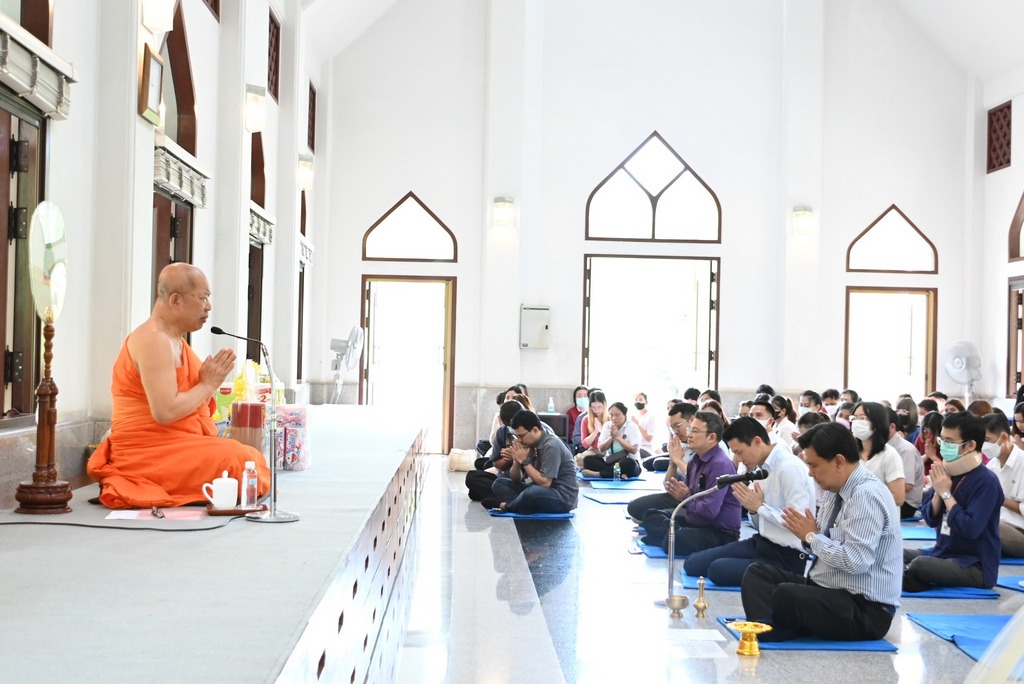 The Faculty of Engineering, Mahidol University, offered candles and robes to monks at the Nyanavesakavan Temple, Nakhon Pathom Province.