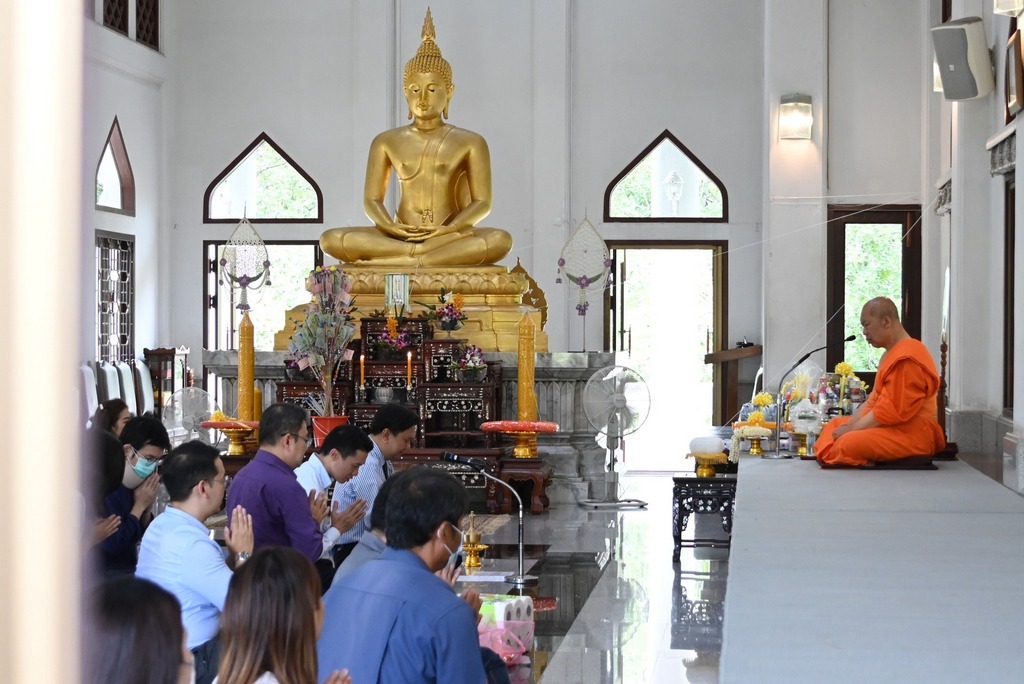 The Faculty of Engineering, Mahidol University, offered candles and robes to monks at the Nyanavesakavan Temple, Nakhon Pathom Province.