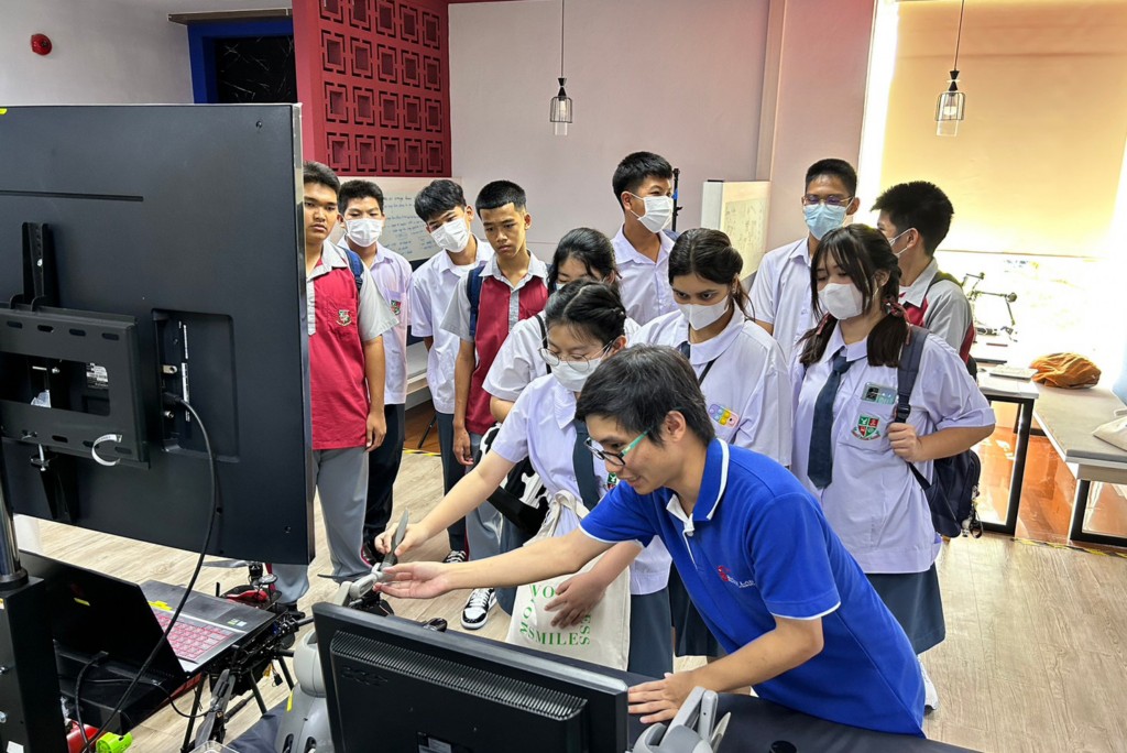 Faculty of Engineering, Mahidol University, welcomed students from Sarasas Witaed Bangbon School for study visit and laboratory tour.