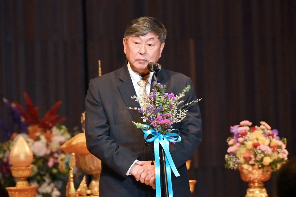 The Dean of the Faculty of Engineering at Mahidol University attended the ceremony to present university pins and certificates to the university's retired staff for the year 2023