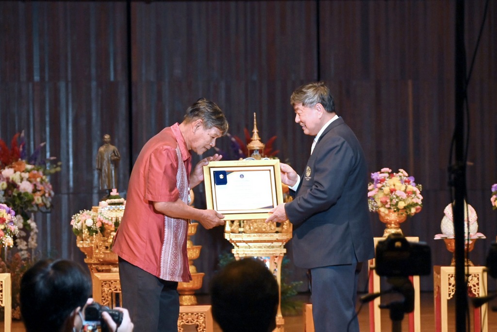 The Dean of the Faculty of Engineering at Mahidol University attended the ceremony to present university pins and certificates to the university's retired staff for the year 2023
