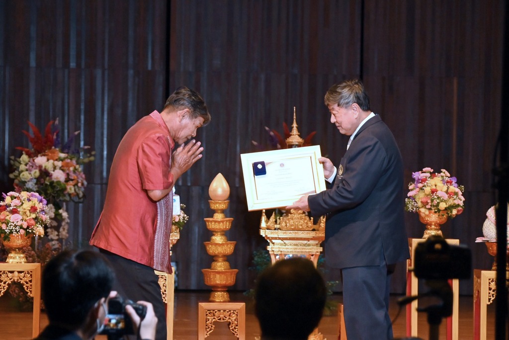 The Dean of the Faculty of Engineering at Mahidol University attended the ceremony to present university pins and certificates to the university's retired staff for the year 2023