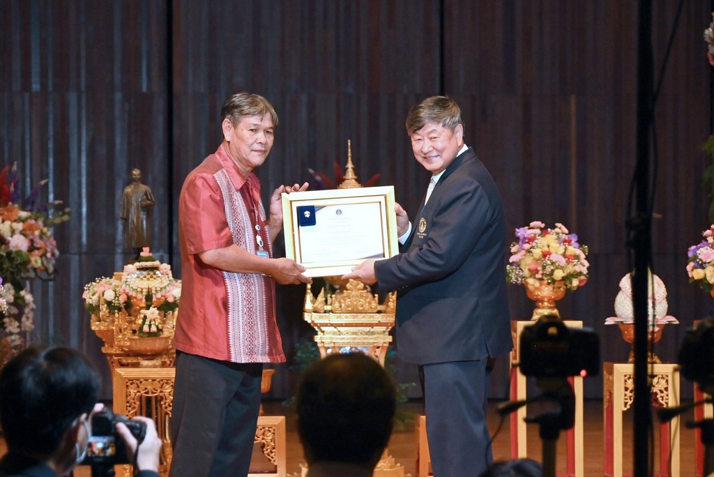 The Dean of the Faculty of Engineering at Mahidol University attended the ceremony to present university pins and certificates to the university's retired staff for the year 2023