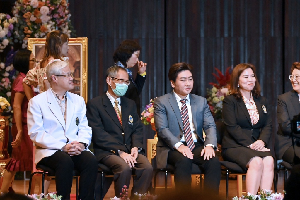 The Dean of the Faculty of Engineering at Mahidol University attended the ceremony to present university pins and certificates to the university's retired staff for the year 2023