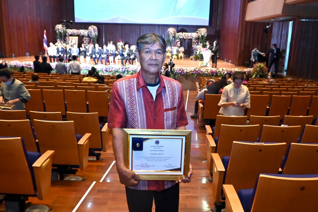 The Dean of the Faculty of Engineering at Mahidol University attended the ceremony to present university pins and certificates to the university's retired staff for the year 2023