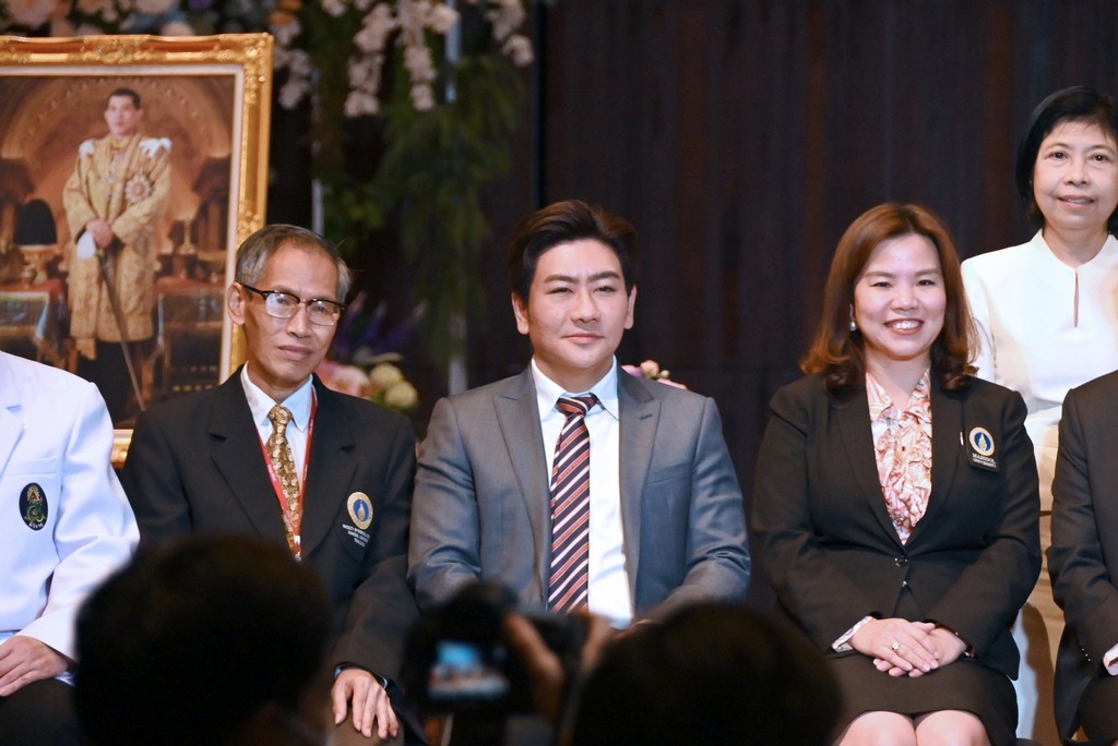 The Dean of the Faculty of Engineering at Mahidol University attended the ceremony to present university pins and certificates to the university's retired staff for the year 2023