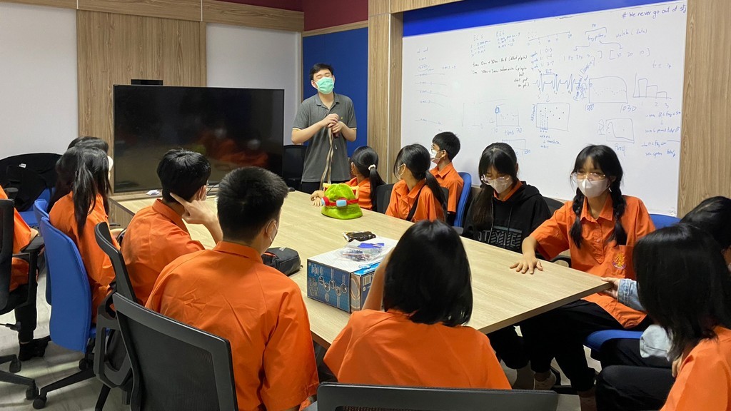 The Faculty of Engineering, Mahidol University warmly welcomed teachers and students from Yasothonpittayakom School for a study visit, which included hands-on engineering practice.