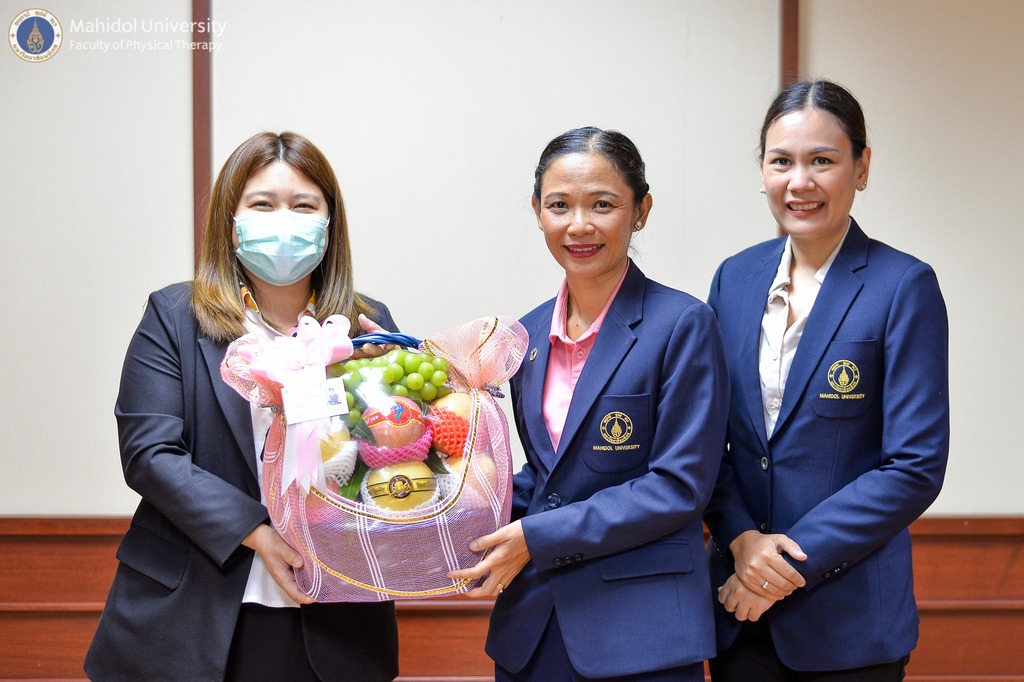 The Faculty of Engineering congratulated the dean of the Faculty of Physical Therapy on assuming the position for the second term. 