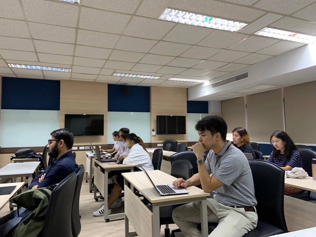 The Faculty of Engineering collaborated with Fling.AI Company to host a lecture and workshop on the topic of 'Cutting-edge Generative AI and Drone Technology Workshop.' 
