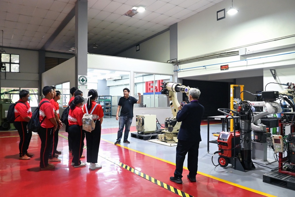 The Faculty of Engineering, Mahidol University warmly welcomed teachers and students from Ayutthaya Wittayalai School during their study visit.