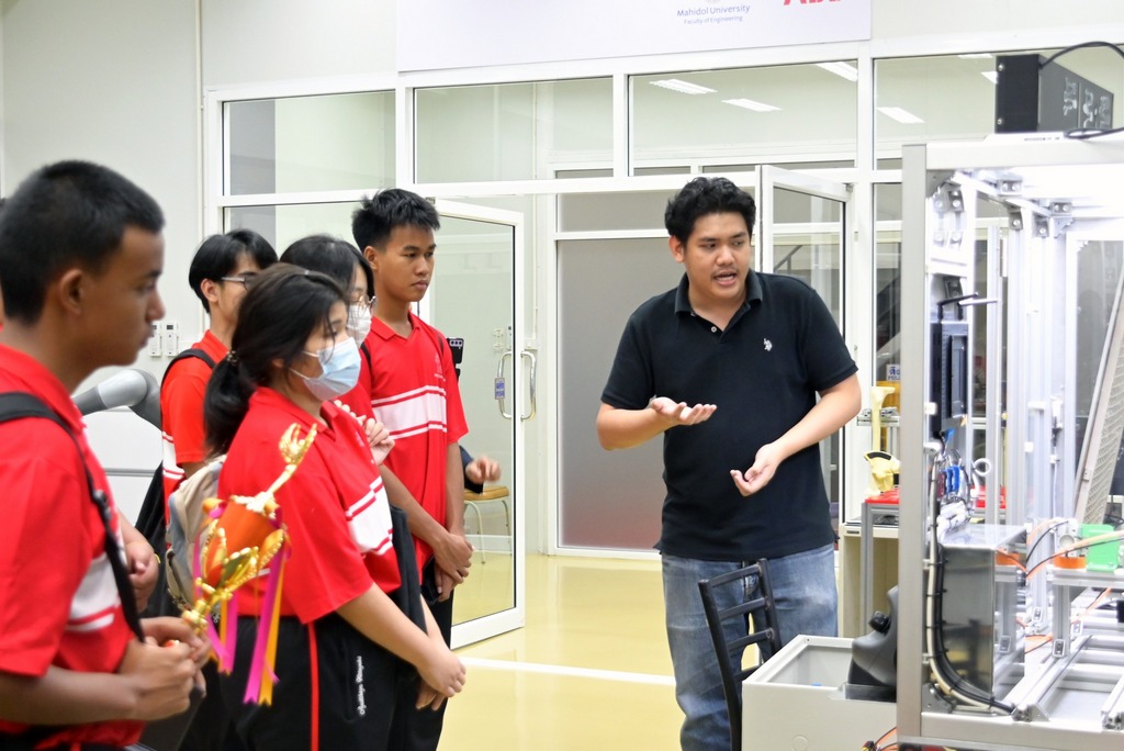 The Faculty of Engineering, Mahidol University warmly welcomed teachers and students from Ayutthaya Wittayalai School during their study visit.