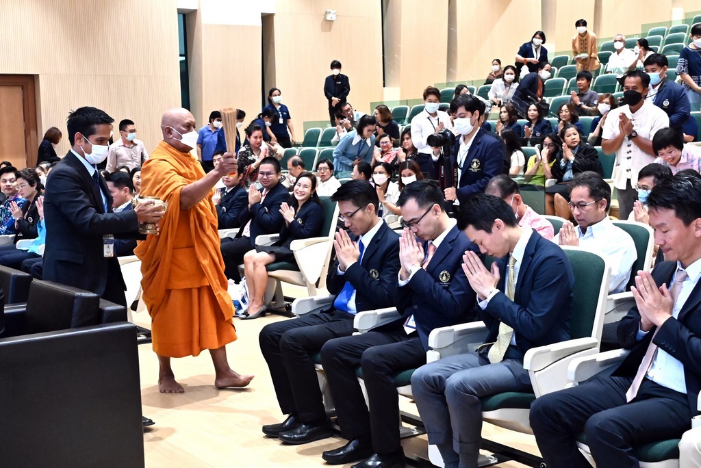 The Faculty of Engineering, Mahidol University participated in a merit-making ceremony, offering alms to monks and reciting Buddhist mantras to mark the onset of the new year in 2024.