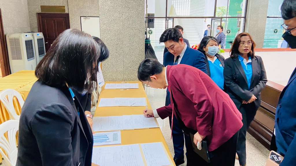 Dean of The Faculty of Engineering, Mahidol University participated in the signing of a memorandum of understanding (MoU) for the development of a comprehensive stroke service system at the Office of the Permanent Secretary of the Ministry of Public Health (MOPH).