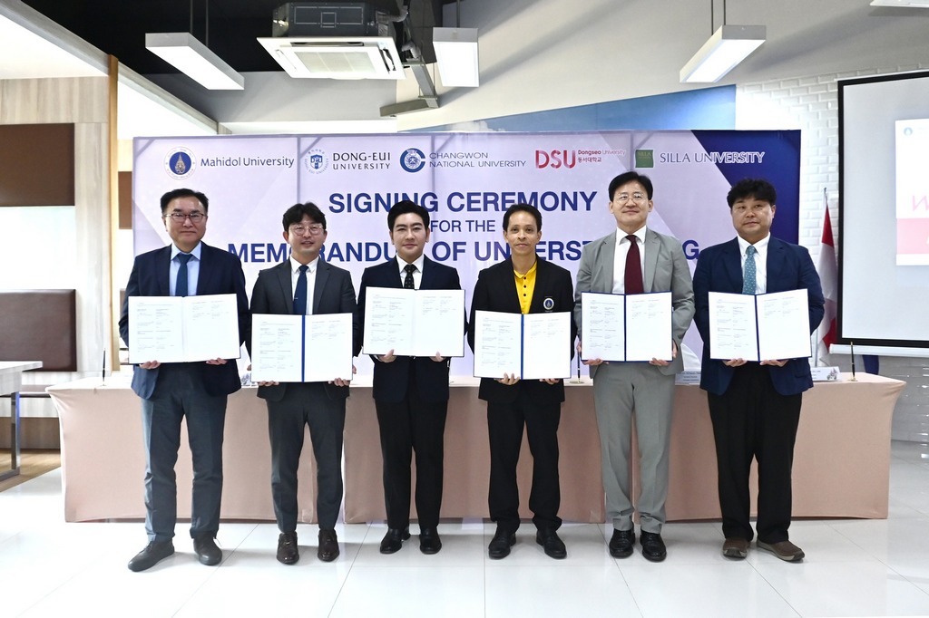 The signing ceremony of the MOU between the Faculty of Engineering, the Faculty of Environment and Resource Studies, Mahidol University and universities in cooperation with Industry-University Cooperation 3.0 (LINC 3.0)