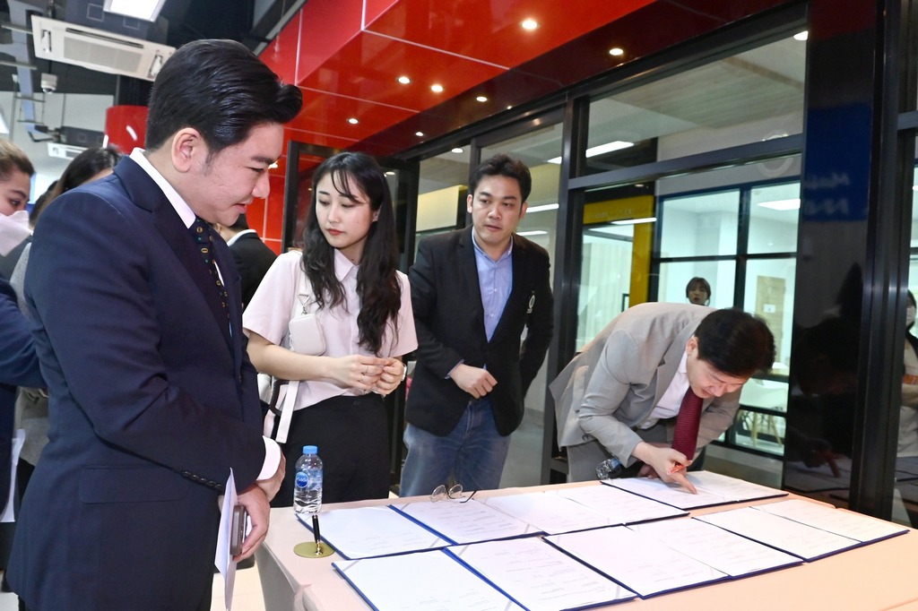 The signing ceremony of the MOU between the Faculty of Engineering, the Faculty of Environment and Resource Studies, Mahidol University and universities in cooperation with Industry-University Cooperation 3.0 (LINC 3.0)