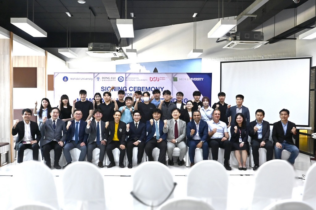 The signing ceremony of the MOU between the Faculty of Engineering, the Faculty of Environment and Resource Studies, Mahidol University and universities in cooperation with Industry-University Cooperation 3.0 (LINC 3.0)