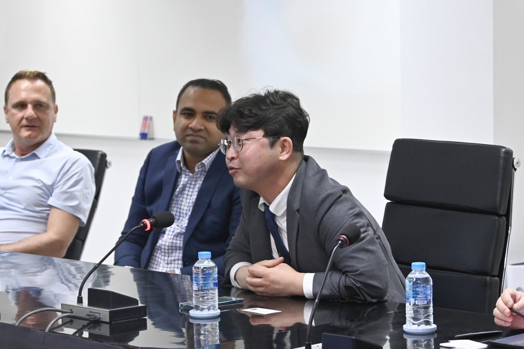The signing ceremony of the MOU between the Faculty of Engineering, the Faculty of Environment and Resource Studies, Mahidol University and universities in cooperation with Industry-University Cooperation 3.0 (LINC 3.0)