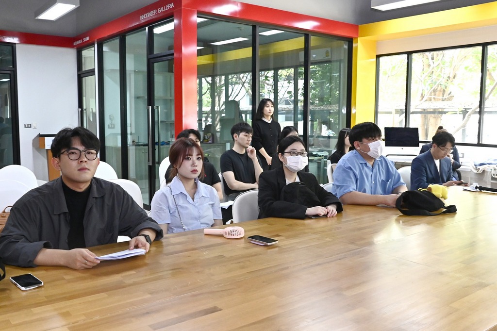 The signing ceremony of the MOU between the Faculty of Engineering, the Faculty of Environment and Resource Studies, Mahidol University and universities in cooperation with Industry-University Cooperation 3.0 (LINC 3.0)
