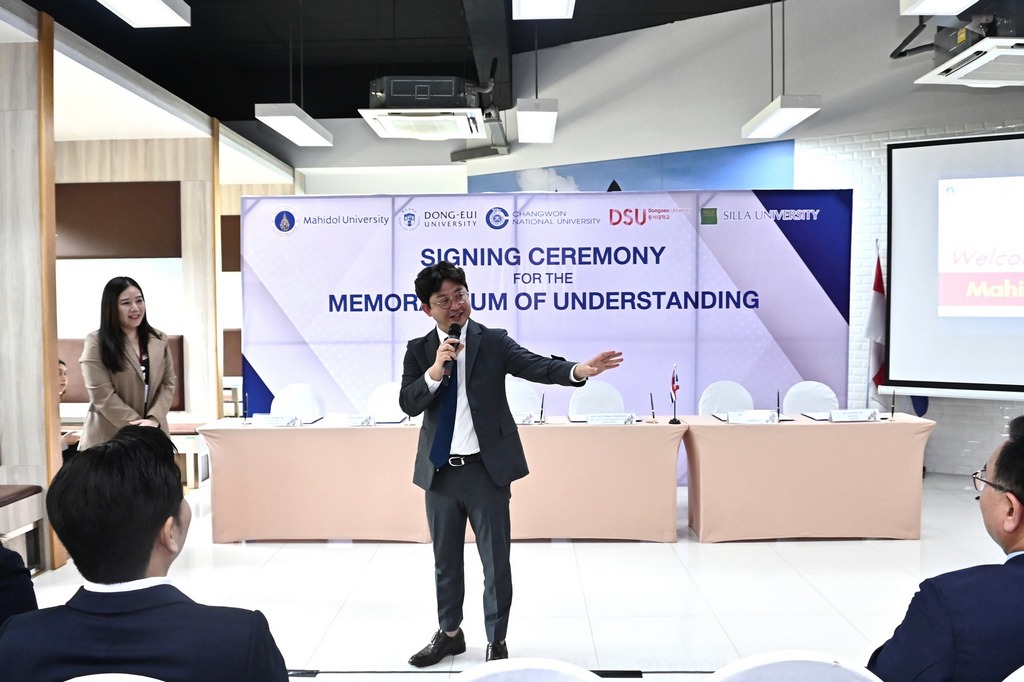 The signing ceremony of the MOU between the Faculty of Engineering, the Faculty of Environment and Resource Studies, Mahidol University and universities in cooperation with Industry-University Cooperation 3.0 (LINC 3.0)