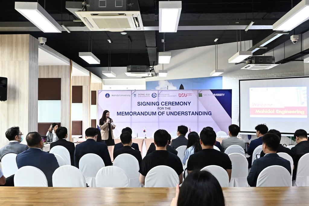 The signing ceremony of the MOU between the Faculty of Engineering, the Faculty of Environment and Resource Studies, Mahidol University and universities in cooperation with Industry-University Cooperation 3.0 (LINC 3.0)